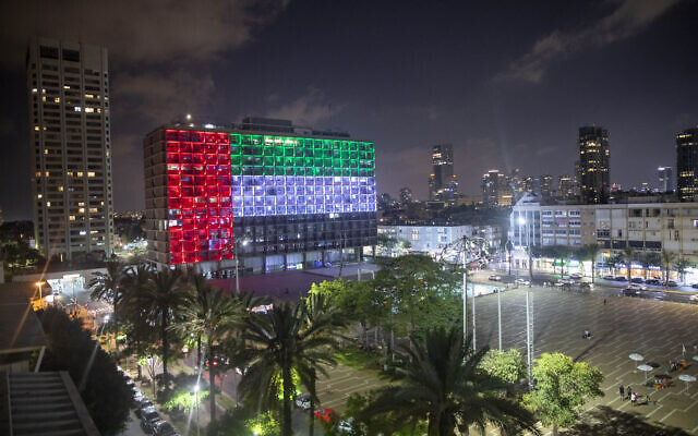 L'hôtel de ville de Tel-Aviv est illuminé par le drapeau des Émirats arabes unis alors que les EAU et Israël annoncent un accord établissant des liens diplomatiques complets, 13 août 2020 (AP Photo/Oded Balilty, File)