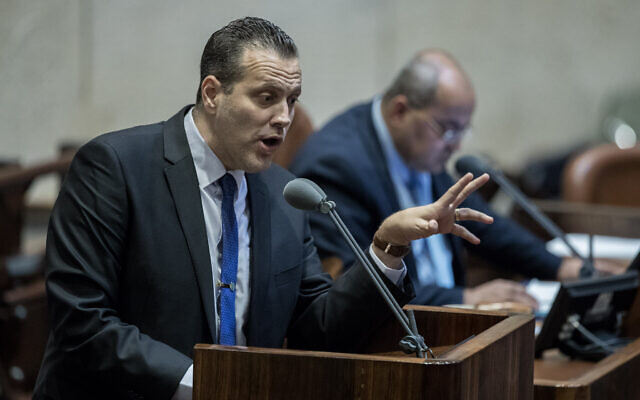 Le député Miki Zohar du Likud s'exprime à la Knesset, à Jérusalem, le 17 février 2020. (Yonatan Sindel/Flash90)