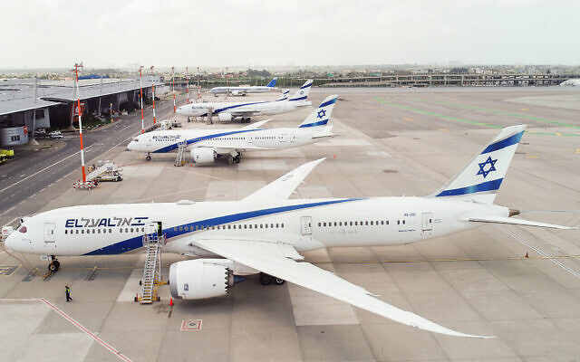 Les avions d'El Al sont cloués au sol à l'aéroport Ben Gurion le 6 avril 2020, pendant la pandémie de coronavirus. (Moshe Shai/ Flash90)