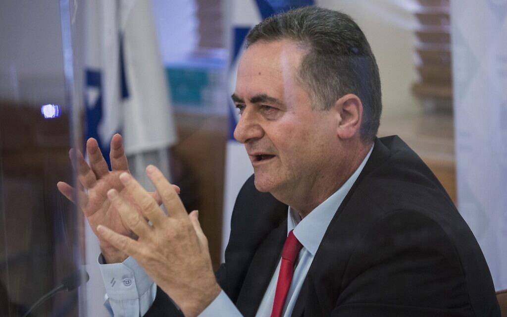 Le ministre des Finances Israel Katz tient une conférence de presse au ministère des Finances à Jérusalem, le 1er juillet 2020. (Olivier Fitoussi/Flash90)