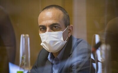 Le professeur Roni Gamzu, responsable de la lutte contre le coronavirus de l'époque, lors d'une réunion avec le maire de Jérusalem, Moshe Lion, à l'hôtel de ville de Jérusalem, le 12 août 2020. (Olivier Fitoussi/Flash90)