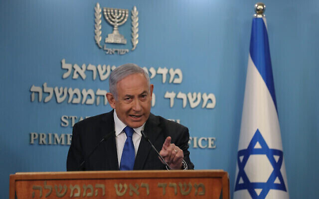 Le Premier ministre israélien Benjamin Netanyahu parle de l'accord entre Israël et les Émirats arabes unis d’établir des relations diplomatiques, au bureau du Premier ministre à Jérusalem, le 13 août 2020. (Crédit : Yonatan Sindel / FLASH90)