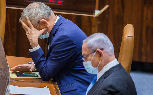 Le Premier ministre d'alternance et ministre de la Défense Benny Gantz (à gauche) et le Premier ministre Benjamin Netanyahu lors d'un vote pour repousser l'échéance budgétaire et ainsi éviter de nouvelles élections, à la Knesset, le 24 août 2020. (Oren Ben Hakoon / POOL)