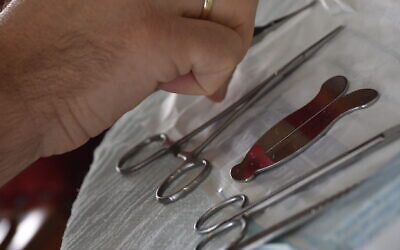 Illustration : Un mohel dispose des instruments pour une cérémonie de circoncision. (Getty Images via JTA)