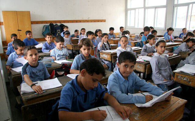 Des enfants palestiniens étudient dans une école de l'UNRWA à Gaza City. (Crédit : IRIN/Creative Commons via JTA)
