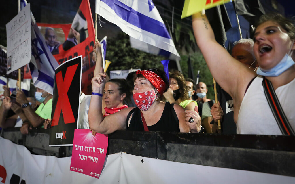 Des Israéliens protestent contre le Premier ministre Benjamin Netanyahu devant sa résidence officielle à Jérusalem, le 30 juillet 2020. (Yonatan Sindel/Flash90)