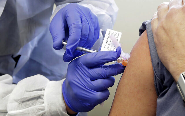 Un volontaire reçoit une injection dans la première phase d'essai clinique de sécurité d'un vaccin potentiel par Moderna pour le COVID-19, à l'Institut de recherche  Kaiser Permanente Washington Health Research Institute à Seattle, le 16 mars 2020. (AP/Ted S. Warren, File)