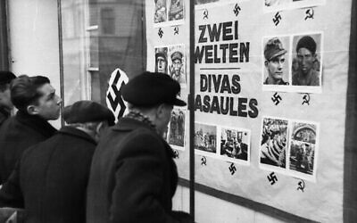 La propagande nazie antisémite en Lettonie l'été 1941. (Bundesarchiv bild)