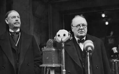 Winston Churchill en janvier 1939. (Crédit : AP Photo/ Staff/ Putnam)