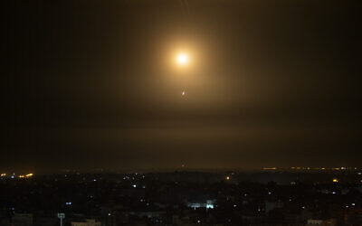 Une explosion causée par les missiles du système de défense aérienne Dôme de fer interceptant des roquettes tirées depuis Gaza, le dimanche 23 février 2020. (AP Photo/Khalil Hamra)