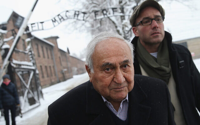 Gabor Hirsch, survivant d'Auschwitz né en Hongrie, visite l'ancien camp de concentration d'Auschwitz I, devenu un musée, le 26 janvier 2015 à Oswiecim, en Pologne. (Sean Gallup/Getty Images via JTA)