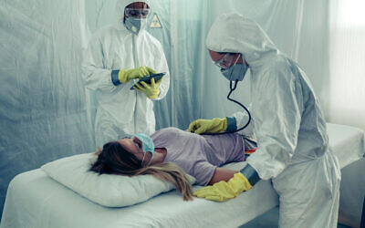 Des médecins soignent une patiente infectée (Crédit : iStock)