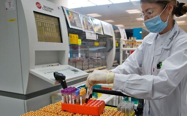 Une laborantine israélienne effectue des tests sérologiques au laboratoire des services de soins de santé Leumit à Or Yehuda, près de Tel Aviv, le 29 juin 2020. (Crédit : GIL COHEN-MAGEN / AFP)