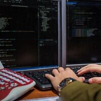 Illustration. Un soldat de l'armée israélienne du Corps C4I tape sur un ordinateur. (Armée israélienne)