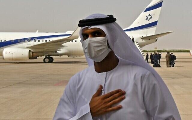 Un officiel émirati se trouve près d'un avion d'El Al qui transportait une délégation américano-israélienne aux EAU suite à un accord de normalisation, à son arrivée à l'aéroport d'Abu Dhabi, dans le tout premier vol direct d'Israël aux EAU, le 31 août 2020. (KARIM SAHIB / AFP)