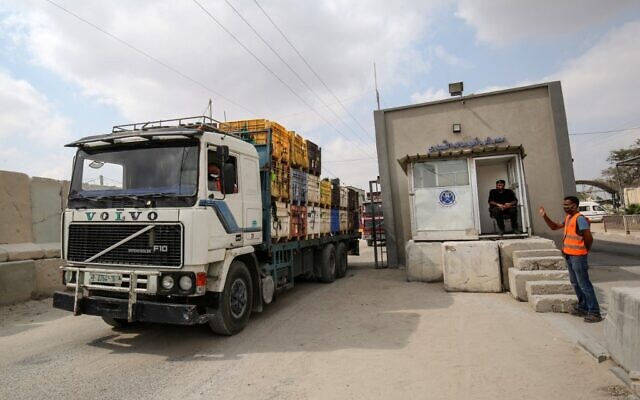 Illustration: Un policier palestinien fait signe à un camion qui entre par le point de passage de Kerem Shalom dans la bande de Gaza le 1er septembre 2020, après un accord conclu avec Israël grâce à la médiation du Qatar. (SAID KHATIB / AFP)