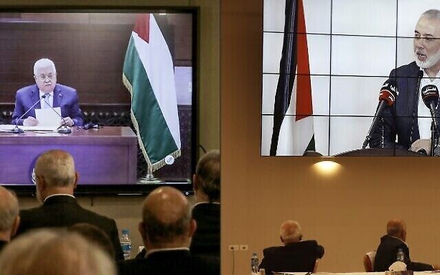 Ce montage de photos prises le 3 septembre 2020 montre des représentants (de gauche à droite) de factions palestiniennes réunis à l'ambassade palestinienne à Beyrouth, la capitale du Liban, participant à une vidéoconférence avec le président de l'Autorité palestinienne Mahmoud Abbas (écran); tandis que leurs homologues de Ramallah en Cisjordanie écoutent le discours du chef du Hamas Ismail Haniyeh s'exprimer à Beyrouth lors de la même réunion. (ANWAR AMRO et Alaa BADARNEH / diverses sources / AFP)