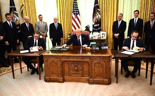 Le président américain Donald Trump observe le Premier ministre kosovar Avdullah Hoti (à droite) et le président serbe Aleksandar Vucic (à gauche) signer un accord sur l'ouverture de relations économiques, dans le bureau ovale de la Maison Blanche à Washington, DC, le 4 septembre 2020. (Photo de Brendan Smialowski / AFP)