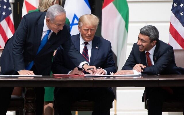 De gauche à droite : le Premier ministre israélien Benjamin Netanyahu, le président américain Donald Trump et le ministre des Affaires étrangères des EAU Abdullah bin Zayed Al-Nahyan participent à la signature des Accords d'Abraham à la Maison Blanche, le 15 septembre 2020. (SAUL LOEB / AFP)