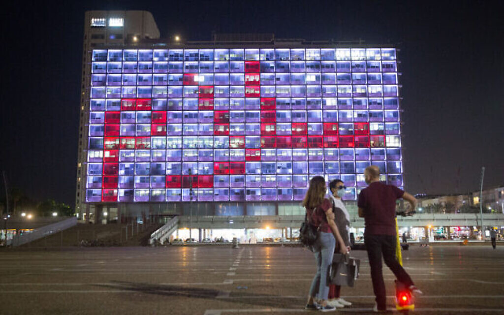 La mairie de Tel Aviv est éclairée par le mot « Paix » en hébreu, arabe et anglais, le 15 septembre 2020. (Miriam Alster / Flash90)