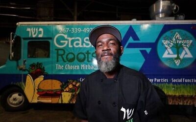 Troy Harris devant son camion-restaurant casher, Grassroots. (Joseph Kaczmarek vis JTA)