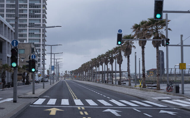 Photo d'illustration : Le front de mer de Tel Aviv et une route majeure vides au cours du confinement décidé par le gouvernement pour aider à stopper la propagation du coronavirus, le 11 avril 2020 (Crédit : AP Photo/Oded Balilty)