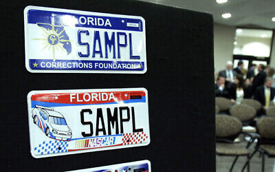 Des plaques d'immatriculation approuvées par les autorités de Floride, en septembre 2007, à Tallahassee, États-Unis. (AP Photo/Phil Coale)