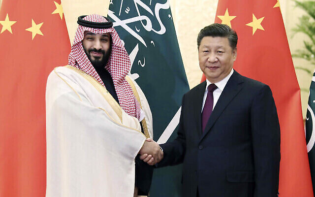 Le prince héritier saoudien Mohammad ben Salmane, à gauche, serre la main au président chinois Xi Jinping avant leur rencontre à Pékin, une photo diffusée par la Xinhua News Agency, le 22 février 2019 (Crédit : Liu Weibing/Xinhua via AP)