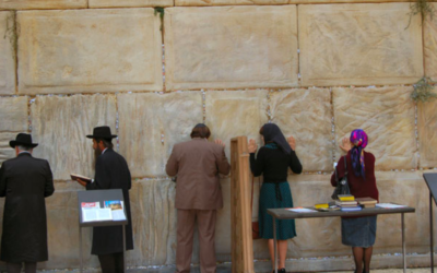 L’acteur Gérard Depardieu et l’actrice Fanny Ardant, au mur Occidental, à Jérusalem, dans le film « Hello Goodbye » de Graham Guit (2008). (Crédit : SND)