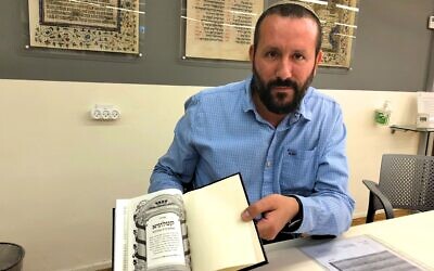 Le Dr Idan Perez tient le "Siddour Catalunya", une reconstitution du livre de prières utilisé dans certaines parties de la Catalogne avant l'expulsion, à la Bibliothèque nationale de Jérusalem, le 15 septembre 2019. (Amanda Borschel-Dan/Times d'Israël)