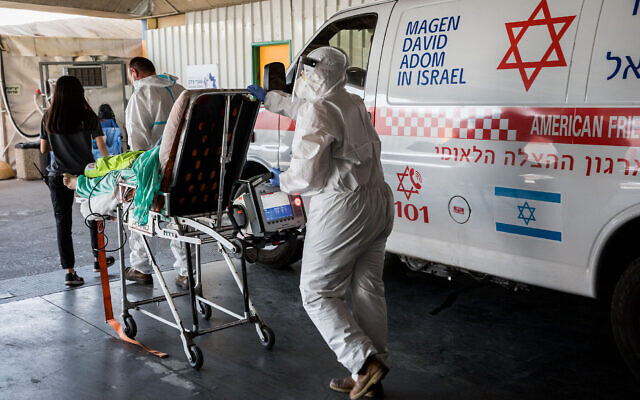 Des agents du Magen David Adom portant des vêtements de protection devant l'unité de lutte contre le coronavirus de l'hôpital Shaare Zedek à Jérusalem, le 14 septembre 2020. (Nati Shohat/Flash90)
