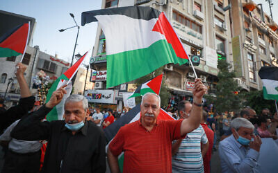 Des Palestiniens protestent contre l'accord de paix entre Israël et les Émirats arabes unis, dans la ville de Ramallah en Cisjordanie, le 15 septembre 2020. (Flash90)