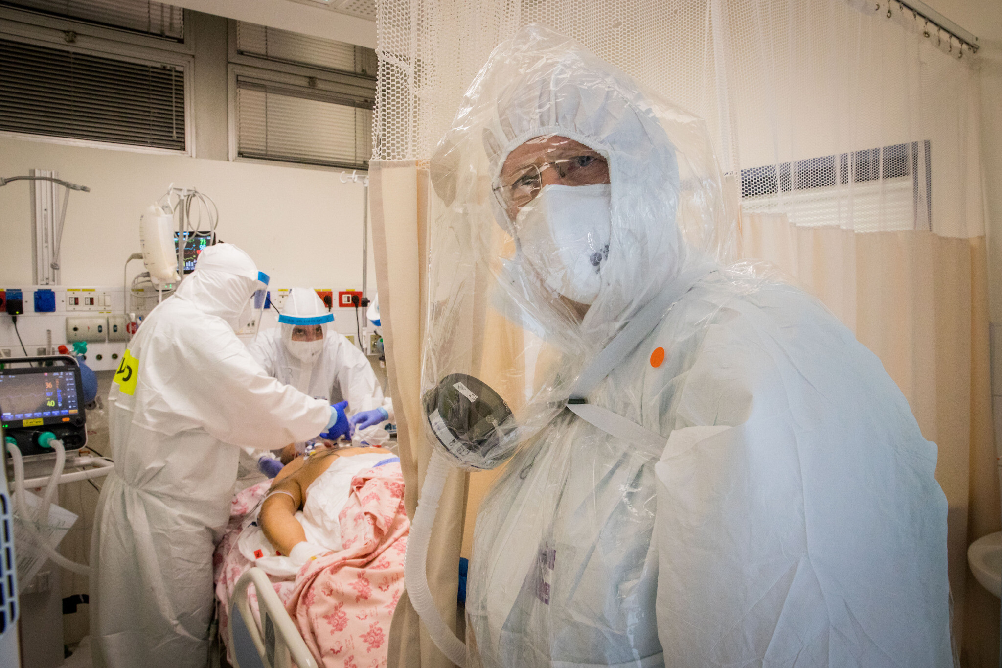 Des membres de l'équipe hospitalière travaillent dans le service de traitement du coronavirus de l'hôpital Shaare Zedek à Jérusalem, le 23 septembre 2020. (Nati Shohat/Flash90)