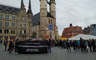 Des manifestants avec une bannière qui dit "l'antisémitisme tue" à Halle, dans le centre de l'Allemagne, le 11 octobre 2019 (Crédit : Yaakov Schwartz/ Times of Israel)