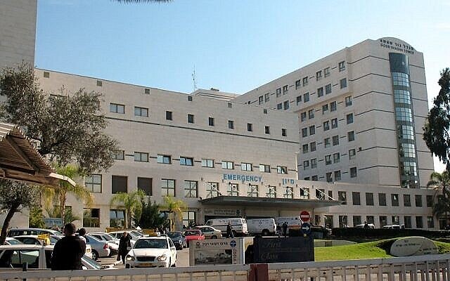 Illustration : L'hôpital Beilinson du centre hospitalier Rabin, à Petah Tikva, en 2007. (Crédit : Wikimedia Commons)
