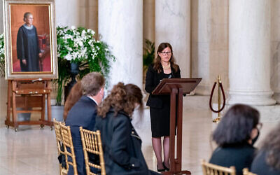 Rabbi Lauren Holtzblatt s'exprime lors d'une cérémonie privée en l'honneur de la juge Ruth Bader Ginsburg à la Cour suprême à Washington, le 23 septembre 2020. (AP Photo/Andrew Harnik, Pool)