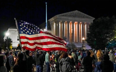 Les Américains se rassemblent pour rendre hommage à la regrettée juge de la Cour suprême Ruth Bader Ginsburg à Washington, le 19 septembre 2020 (Crédit : AP Photo/J. Scott Applewhite)