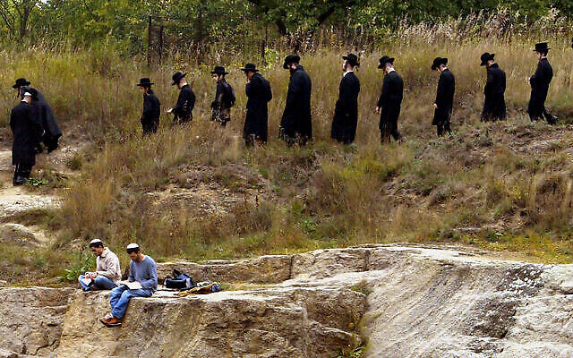 Un groupe de juifs orthodoxes prient autour des lieux saints juifs d'Ouman, en Ukraine, le 21 septembre 2006. (AP/Efrem Lukatsky)