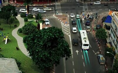 Photo d'illustration : Un bus électrique circule sur une route intelligente d'Electreon, en se rechargeant en se déplaçant (Capture d'écran : ElectReon)