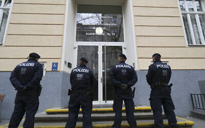 La police devant une école à Vienne, en Autriche, le 26 février 2020. Photo illustrative. (AP Photo/Roland Zak)