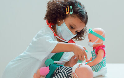 Une petite fille joue au docteur. (Mario De Moya F via iStock par Getty Images)