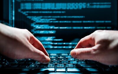 Photo illustrative d'un hacker et d'une fraude en ligne (Crédit : scyther5/iStock/Getty Images)