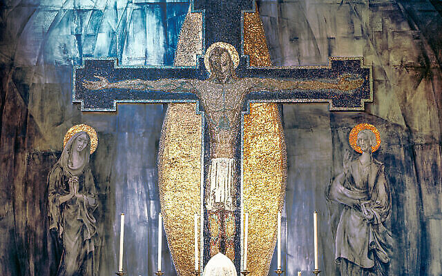 Une photo non datée de "The Crucifixion", une fresque murale réalisée par l'artiste hongrois George Mayer-Marton, dans l'ancienne église Holy Rosary de la ville d'Oldham, en Grande-Bretagne. (Crédit : PROPRIÉTÉ DE G MAYER-MARTON)