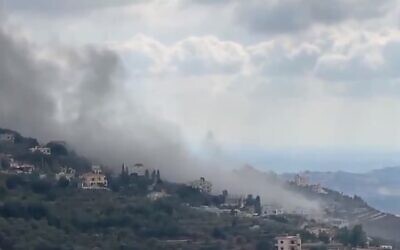 De la fumée s'échappe du village libanais de Ain Qana après une explosion inexpliquée, le 22 septembre 2020. (Capture d'écran sur Twitter)