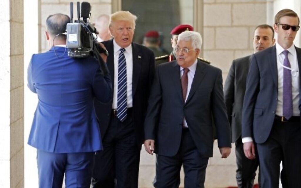Le président américain Donald Trump marche aux côtés du président de l'Autorité palestinienne Mahmoud Abbas lors d'une cérémonie de bienvenue dans la ville de Bethléem en Cisjordanie le 23 mai 2017. (Thomas Coex/AFP)