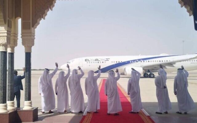Des délégués des EAU saluent l'avion d'El Al au départ, à la fin des pourparlers de normalisation entre Israël et les Émirats arabes unis, à Abu Dhabi, le 1er septembre 2020. (Bureau du porte-parole d'El Al)