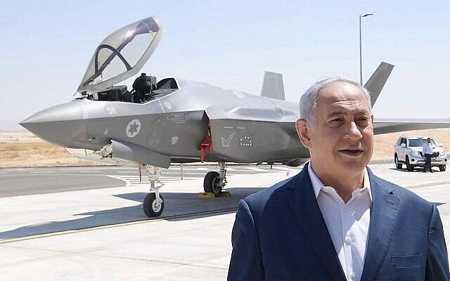 Le Premier ministre Benjamin Netanyahu devant un avio de combat F-35 à la base de l'Aviation israélienne de Nevatim dans le sud d'Israël, non-datée. (Amos Ben Gershom/GPO)