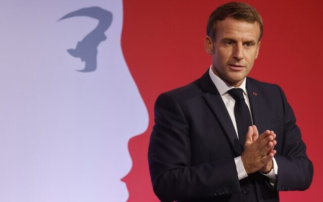 Le président français Emmanuel Macron prononce un discours pour présenter sa stratégie de lutte contre le séparatisme, le 2 octobre 2020 aux Mureaux, à proximité de Paris. (Ludovic MARIN / POOL / AFP)