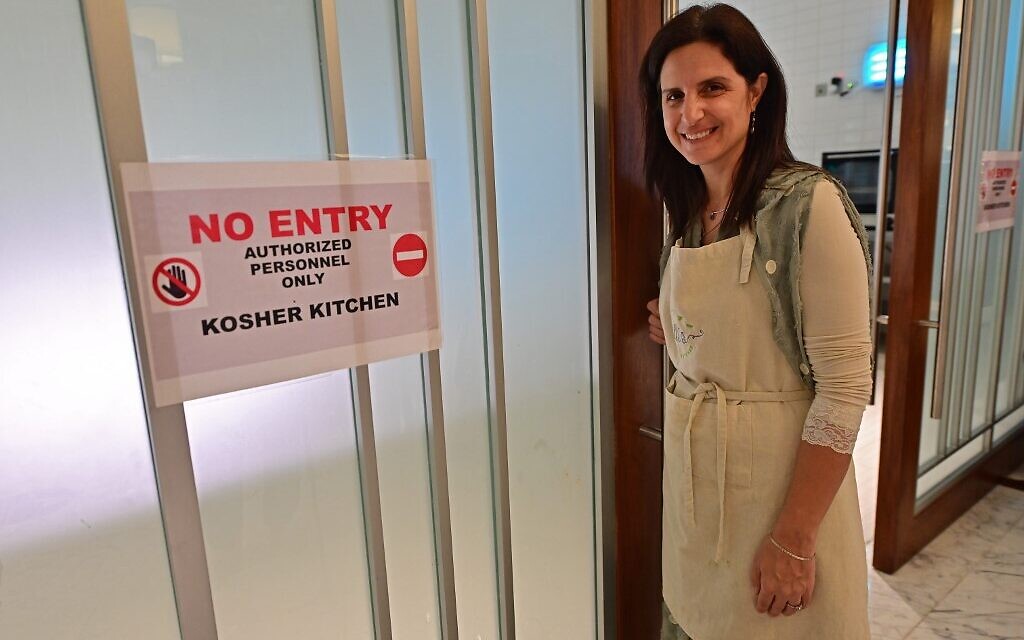 Elli Kriel,propriétaire de Elli's Kosher Kitchen, un restaurant casher à Dubaï, le 5 octobre 2020. (Crédit : GIUSEPPE CACACE / AFP)