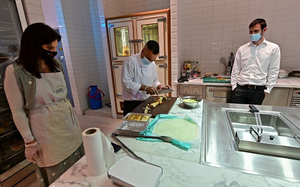 Le rabbin Yaakov Eisenstein supervise la cuisine au restaurant Elli's Kosher Kitchen, à Dubaï, le 5 octobre 2020. (Crédit : GIUSEPPE CACACE / AFP)